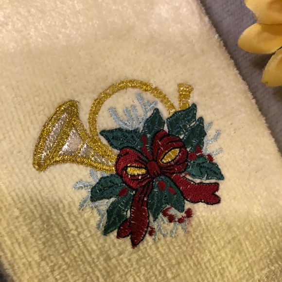 NWT - Set of Three Embroidered Christmas Hand Towels - Picture 9 of 16